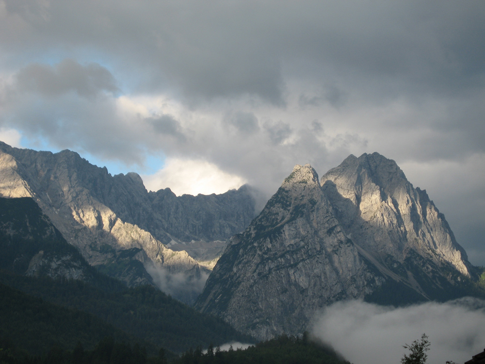 Wolkenloch über den Bergen